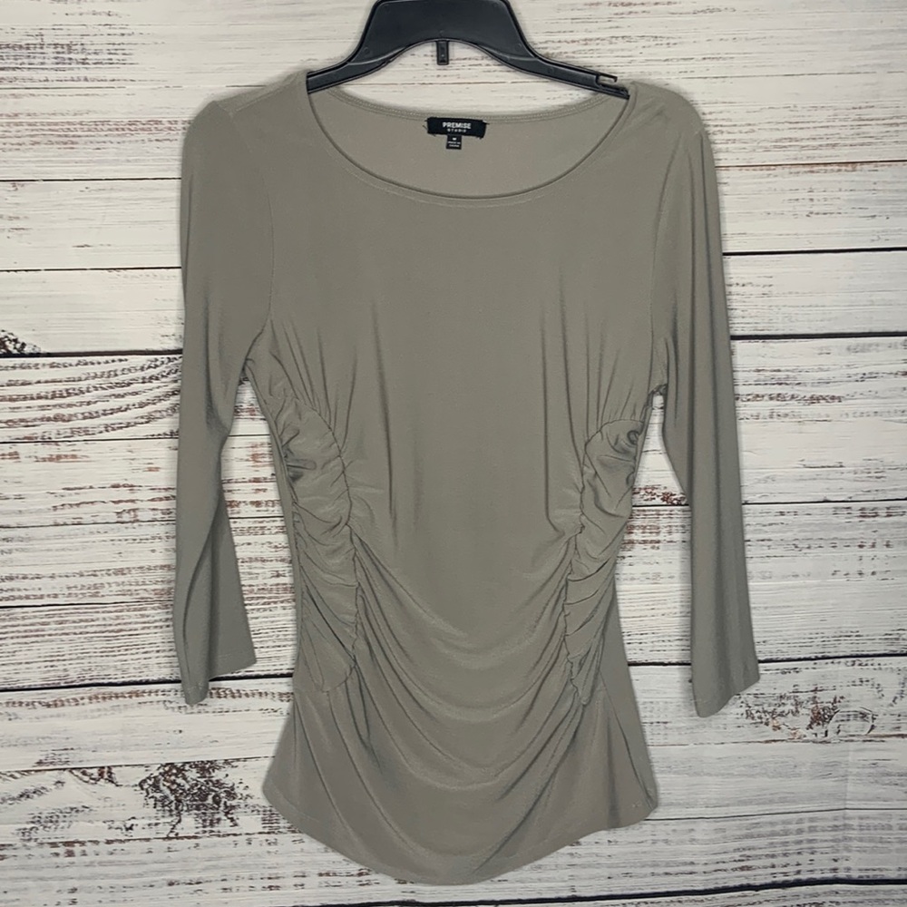 Premise Style ruffled up of side blouse